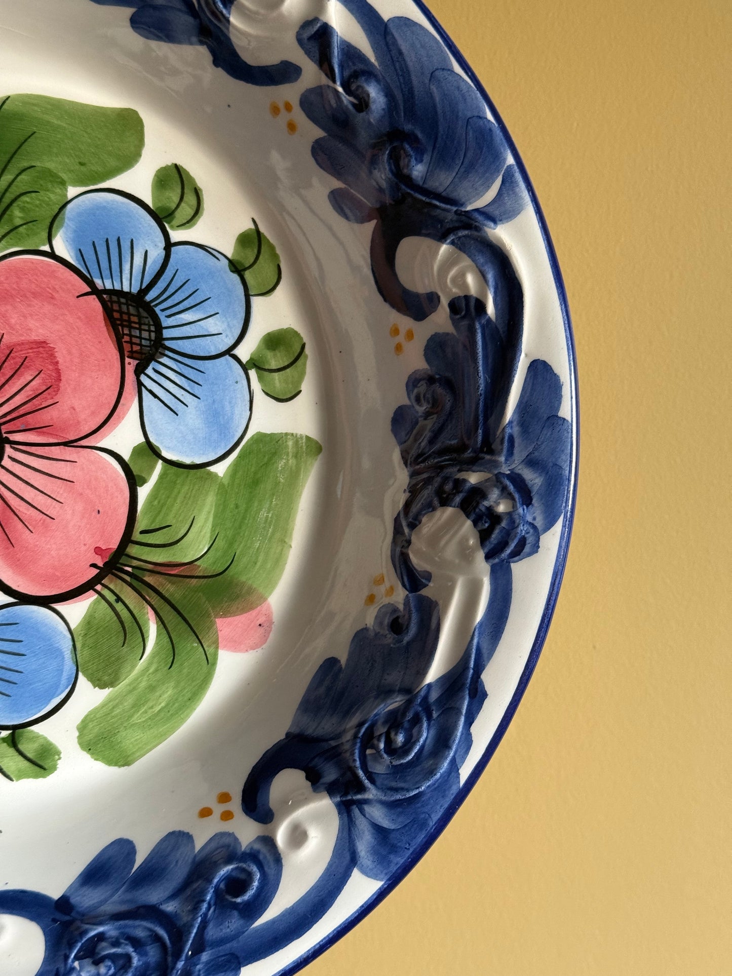 Vintage Hnos Martinez Pintado A Mano Spain .
🌸Absolutely beautiful large fruit bowl