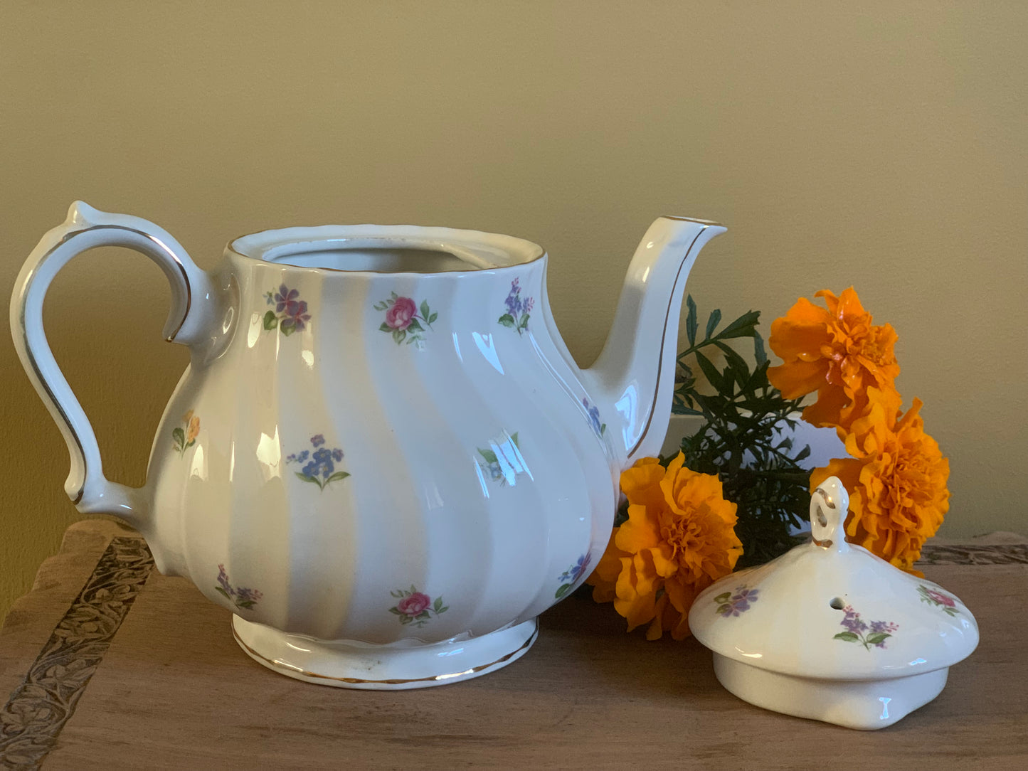 Vintage, floral SADLER teapot.
