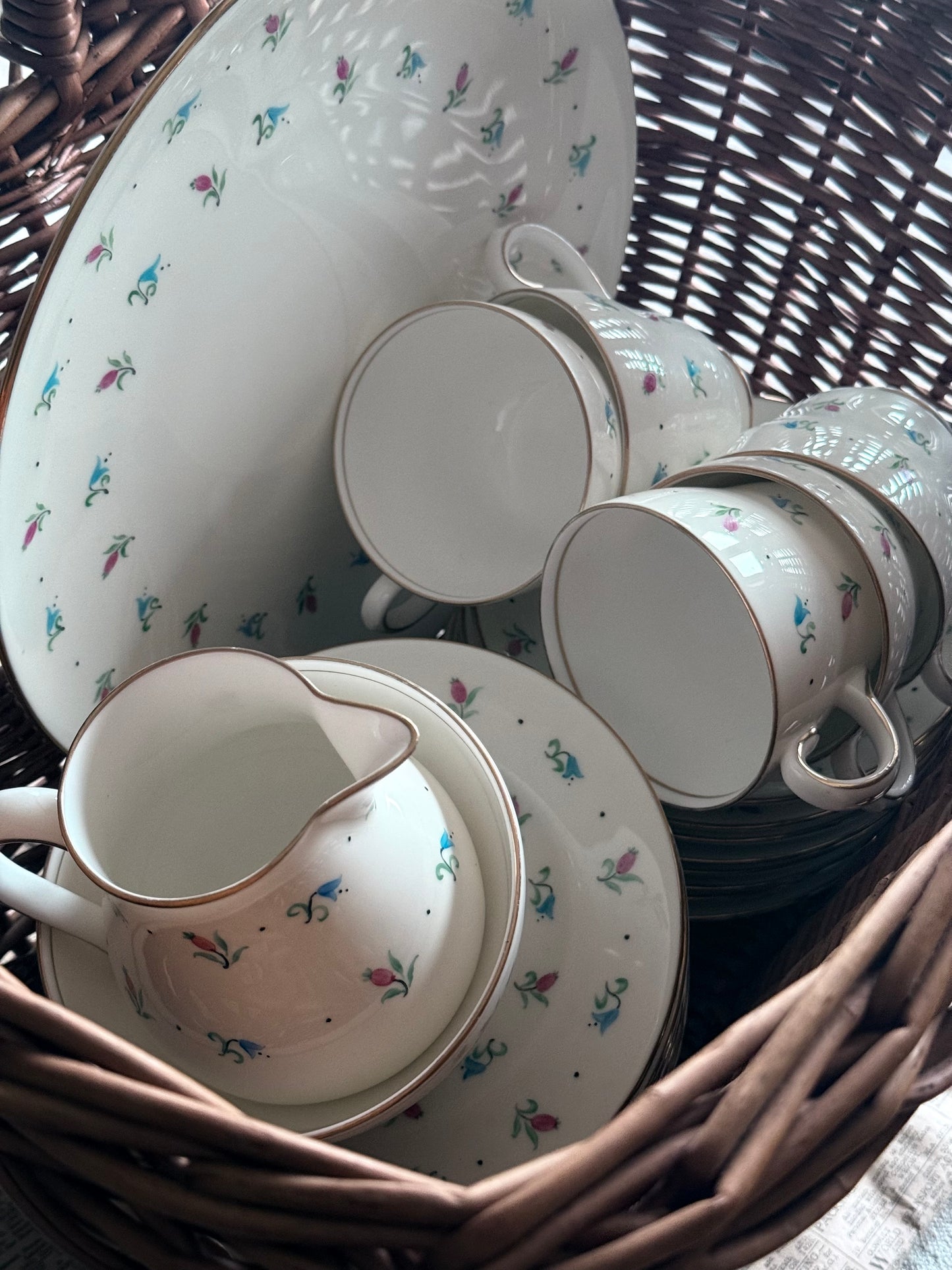 Vintage Wedgwood Bone China Tea Set – Pattern SH123 (1950s)