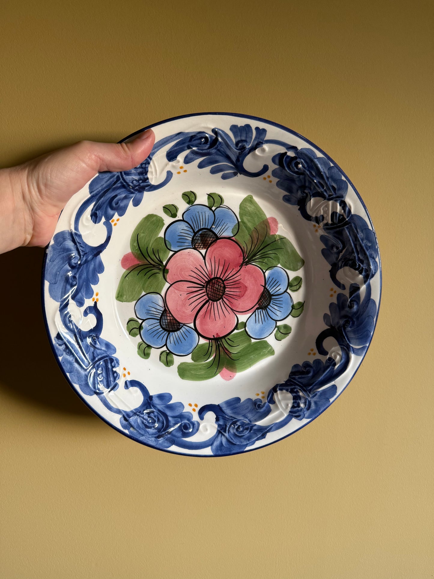 Vintage Hnos Martinez Pintado A Mano Spain .
🌸Absolutely beautiful large fruit bowl