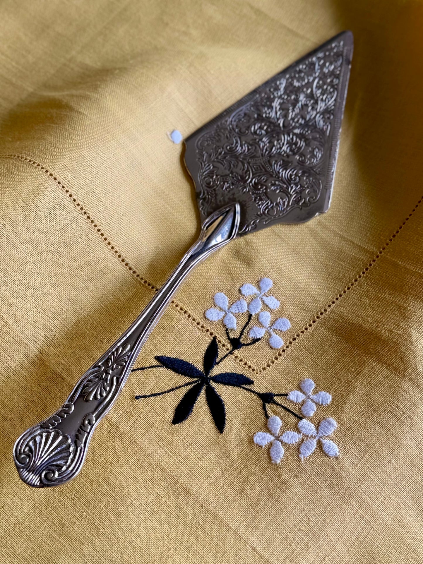 Vintage Ornate Cake Server Pie Slice – Embossed Floral Design – Stainless Steel – Dessert Serving