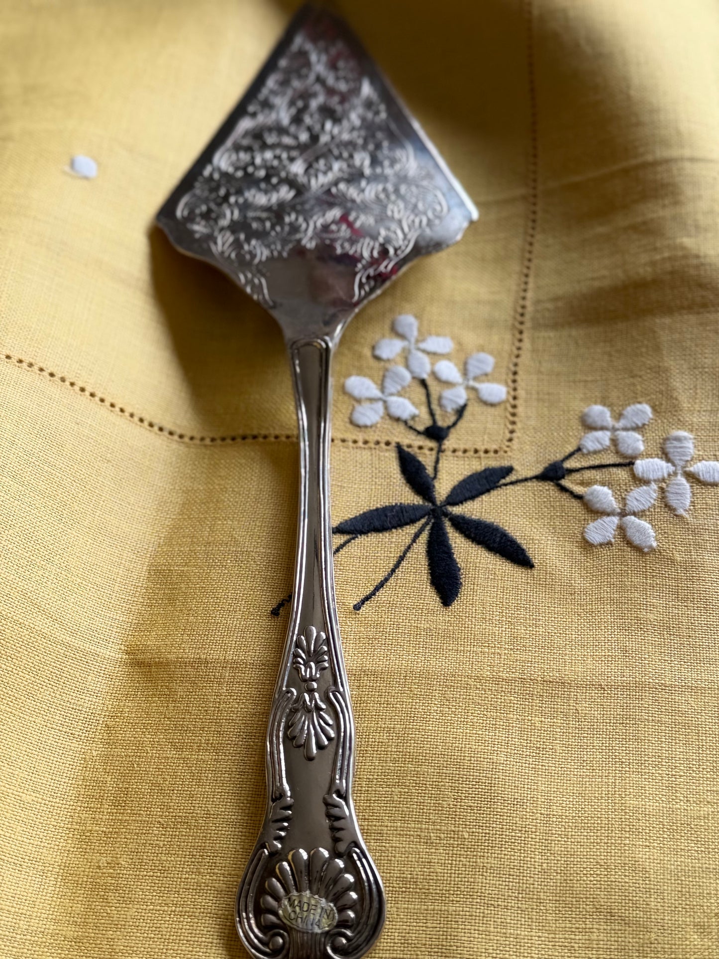 Vintage Ornate Cake Server Pie Slice – Embossed Floral Design – Stainless Steel – Dessert Serving