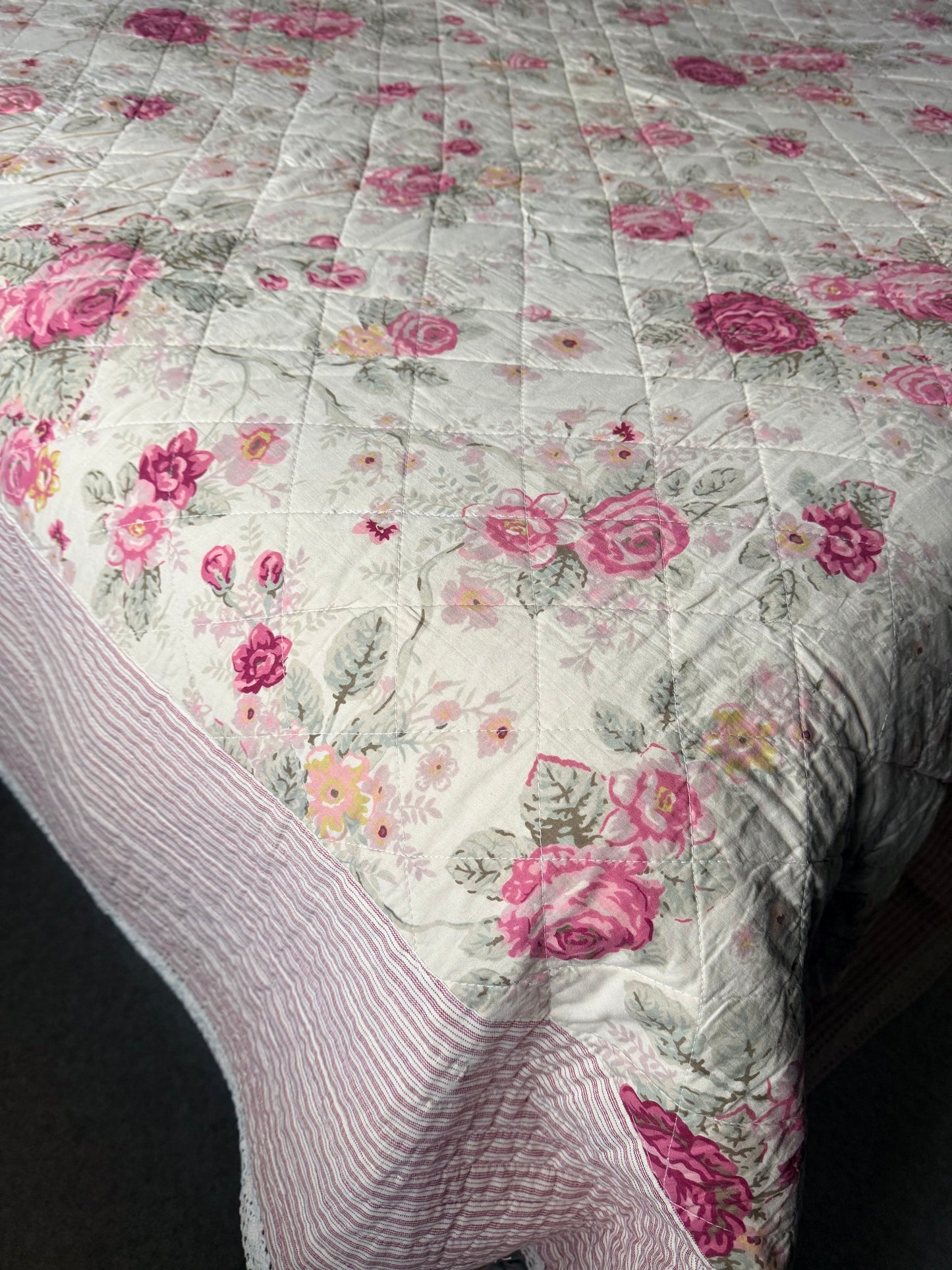 Vintage Floral Cotton Quilt Bedspread Cottagecore Pink Roses Double Reversible Lace Trim