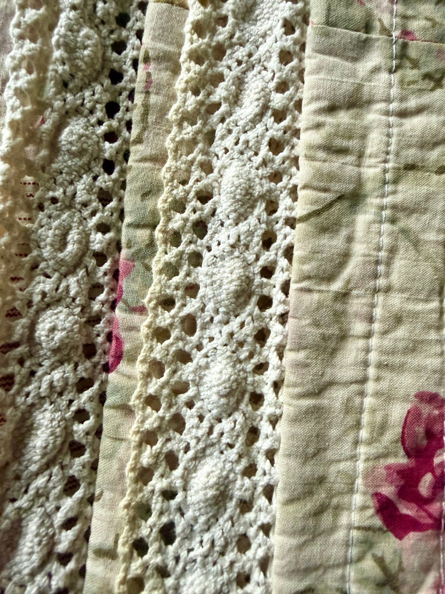 Vintage Floral Cotton Quilt Bedspread Cottagecore Pink Roses Double Reversible Lace Trim