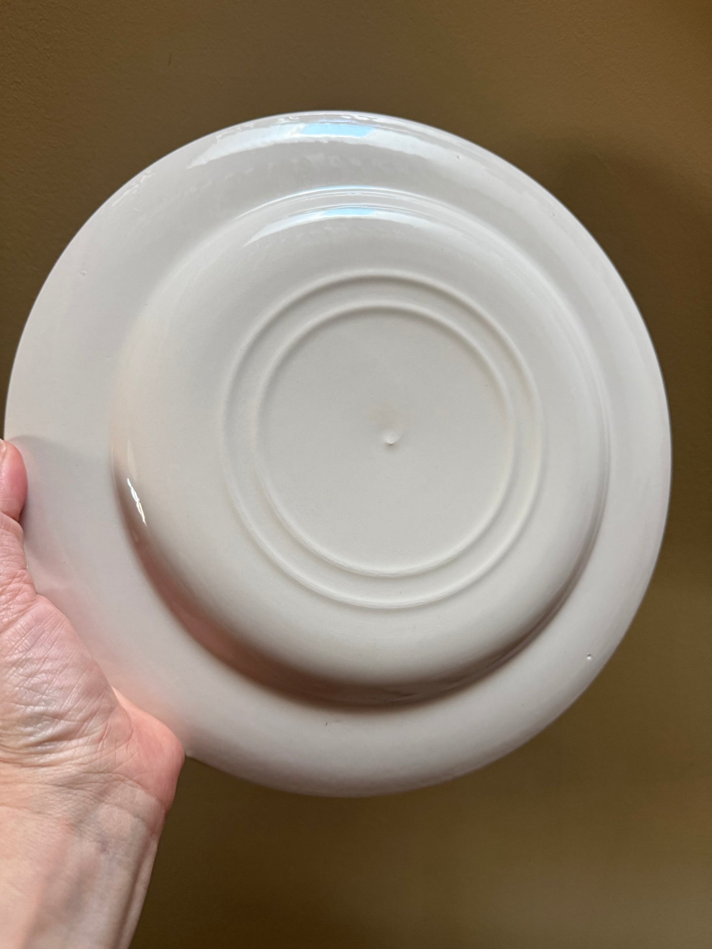 Set of six vintage dinner Blue Willow pattern plates in classic blue and white.