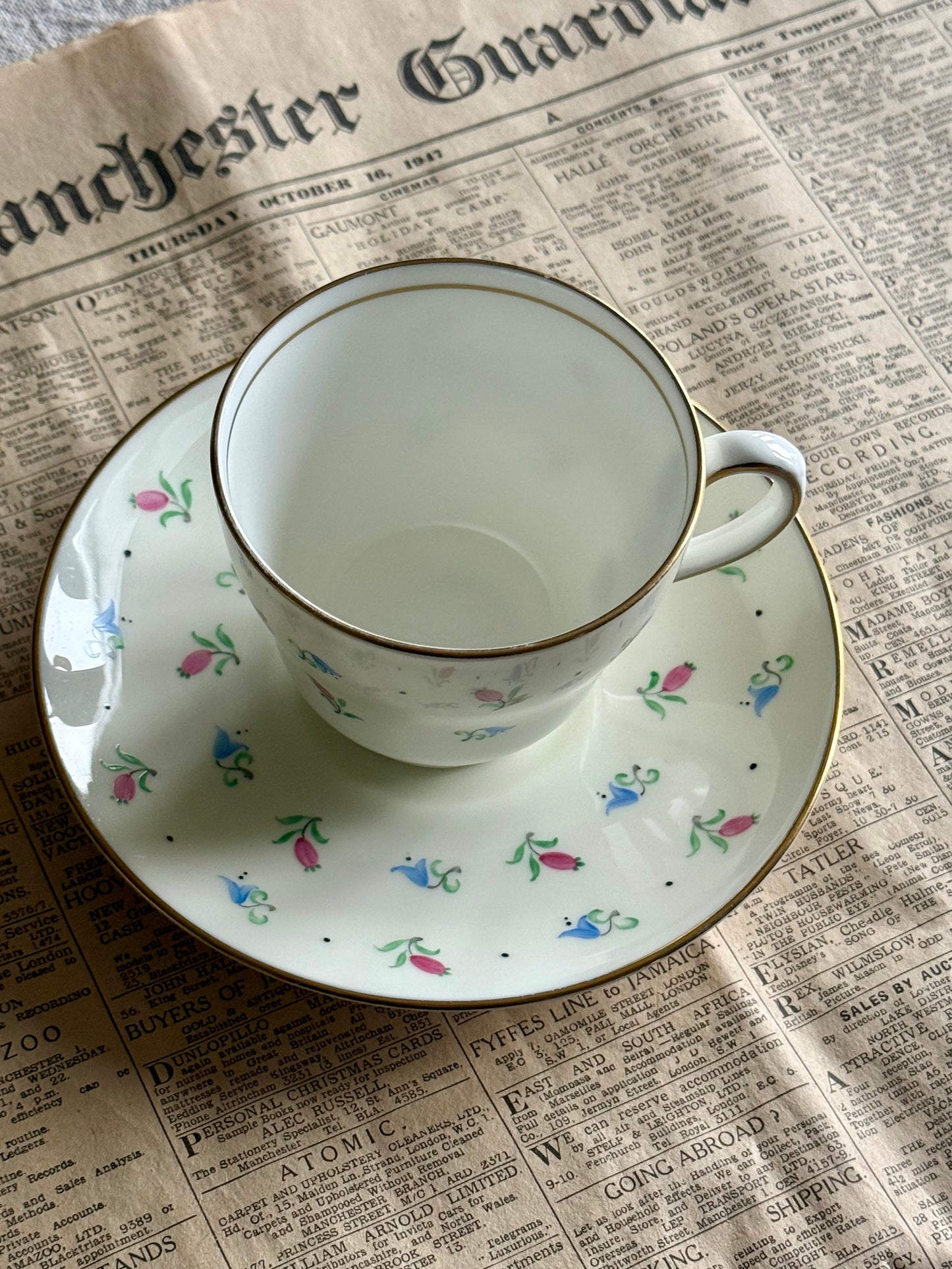 Vintage Wedgwood Bone China Tea Set – Pattern SH123 (1950s)