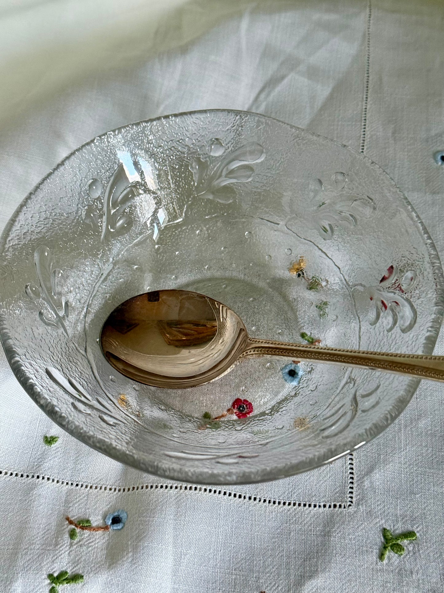 Vintage Pressed Glass Dessert Bowls Set of 4 – Frosted Ice Texture, Leaf Pattern, Mid Century