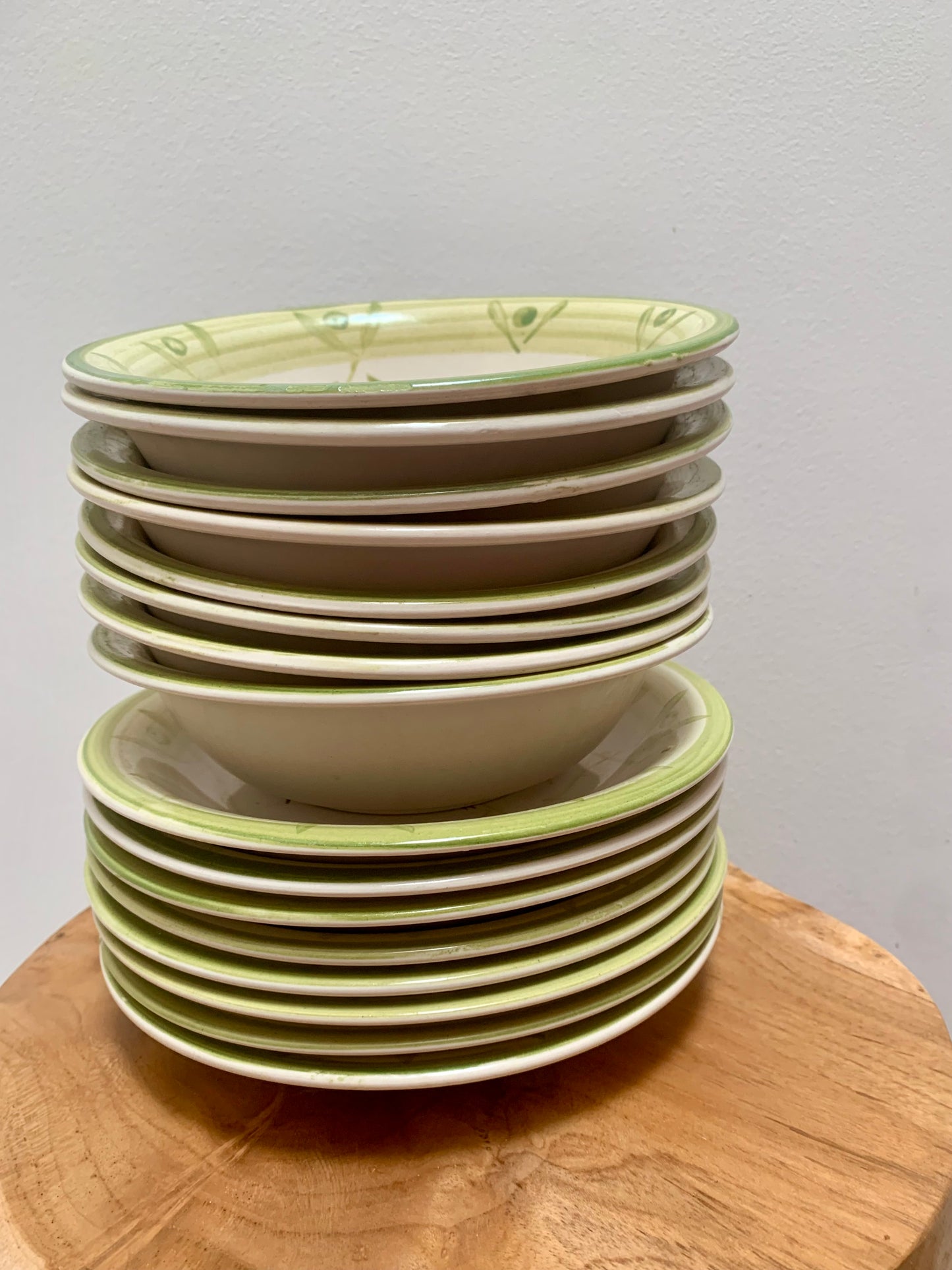 Beautiful, vintage Scott’s of stow set of 8 rustic bowls and 8 rustic  plates.