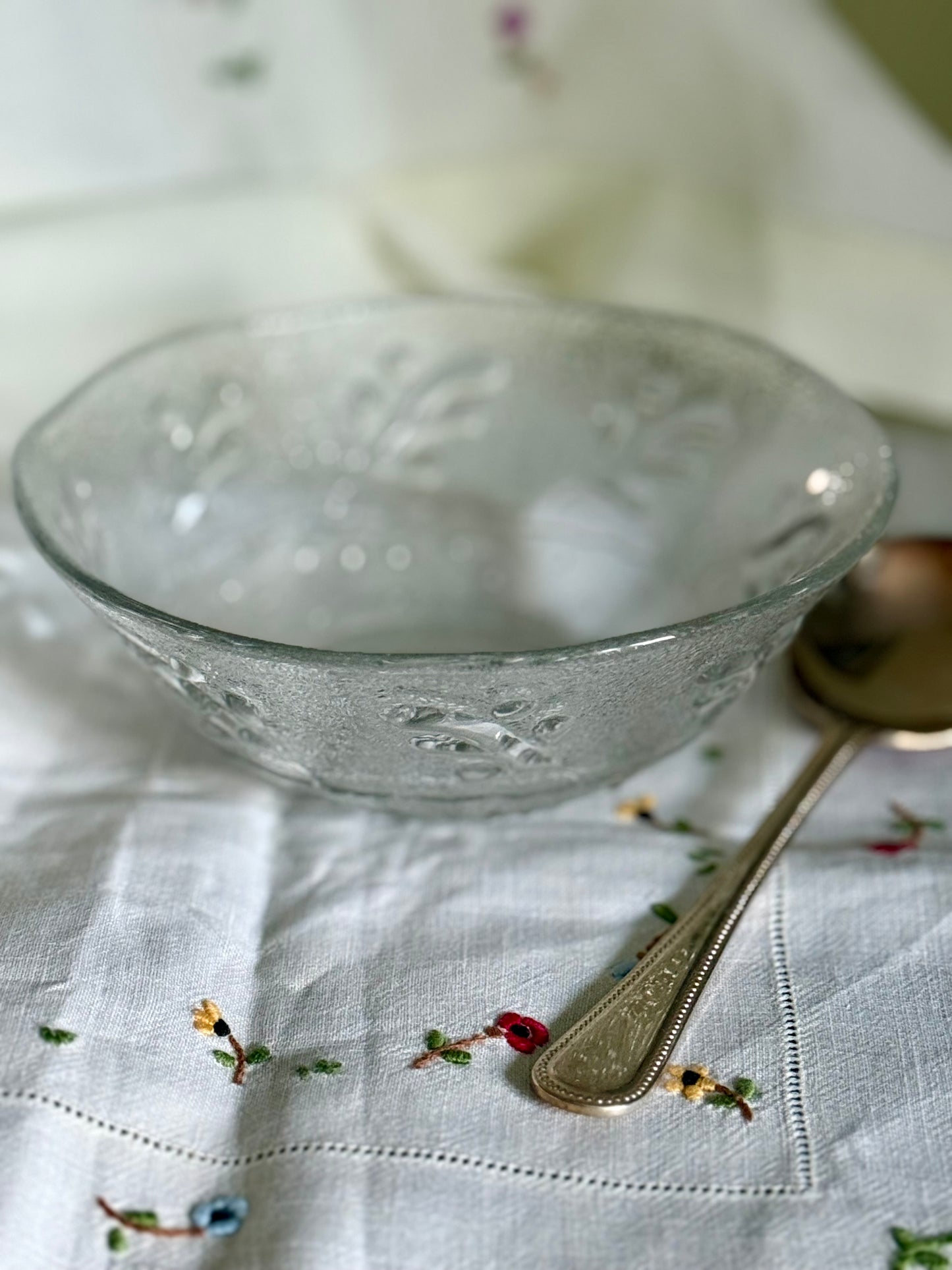 Vintage Pressed Glass Dessert Bowls Set of 4 – Frosted Ice Texture, Leaf Pattern, Mid Century