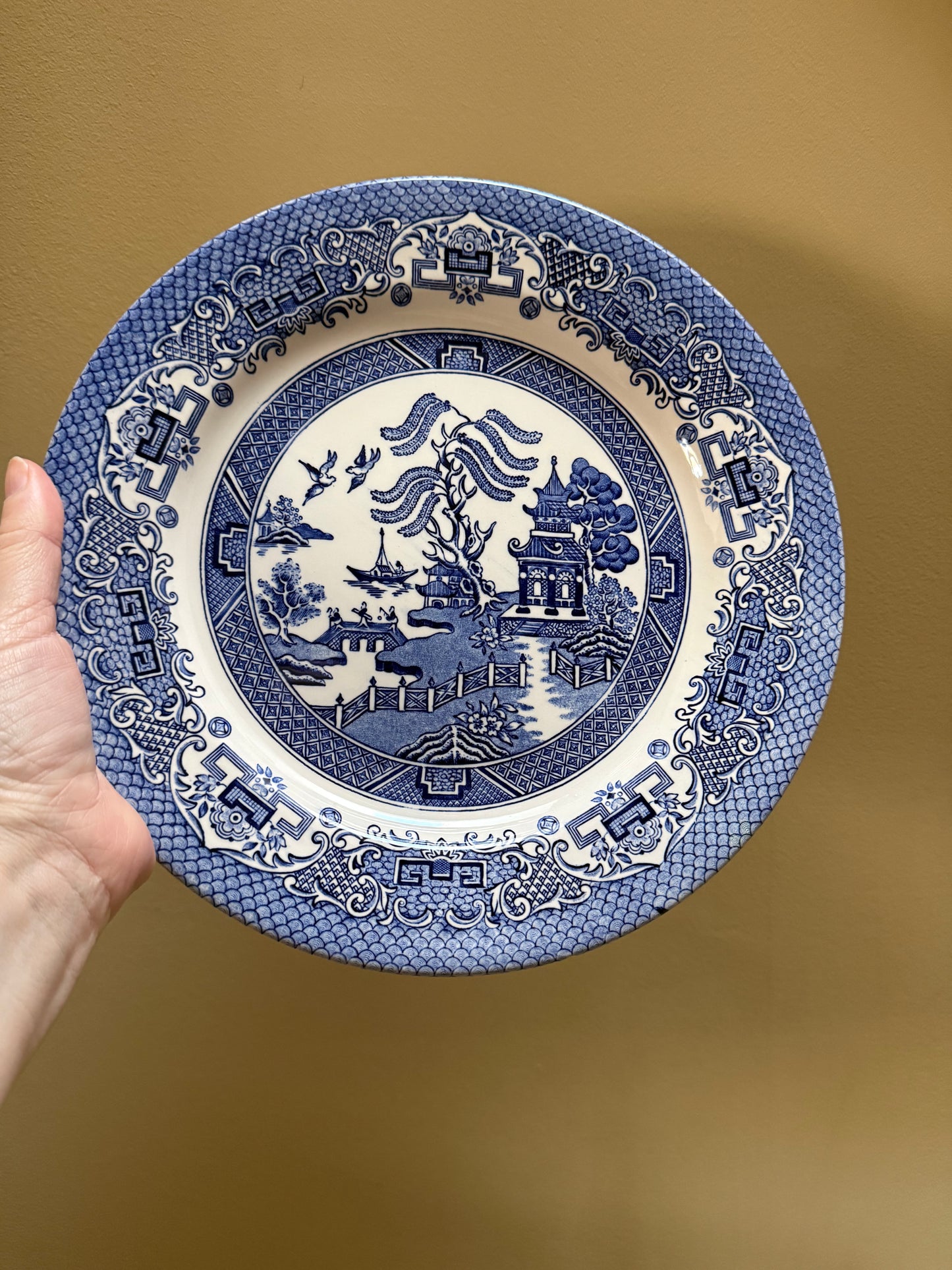 Set of six vintage dinner Blue Willow pattern plates in classic blue and white.