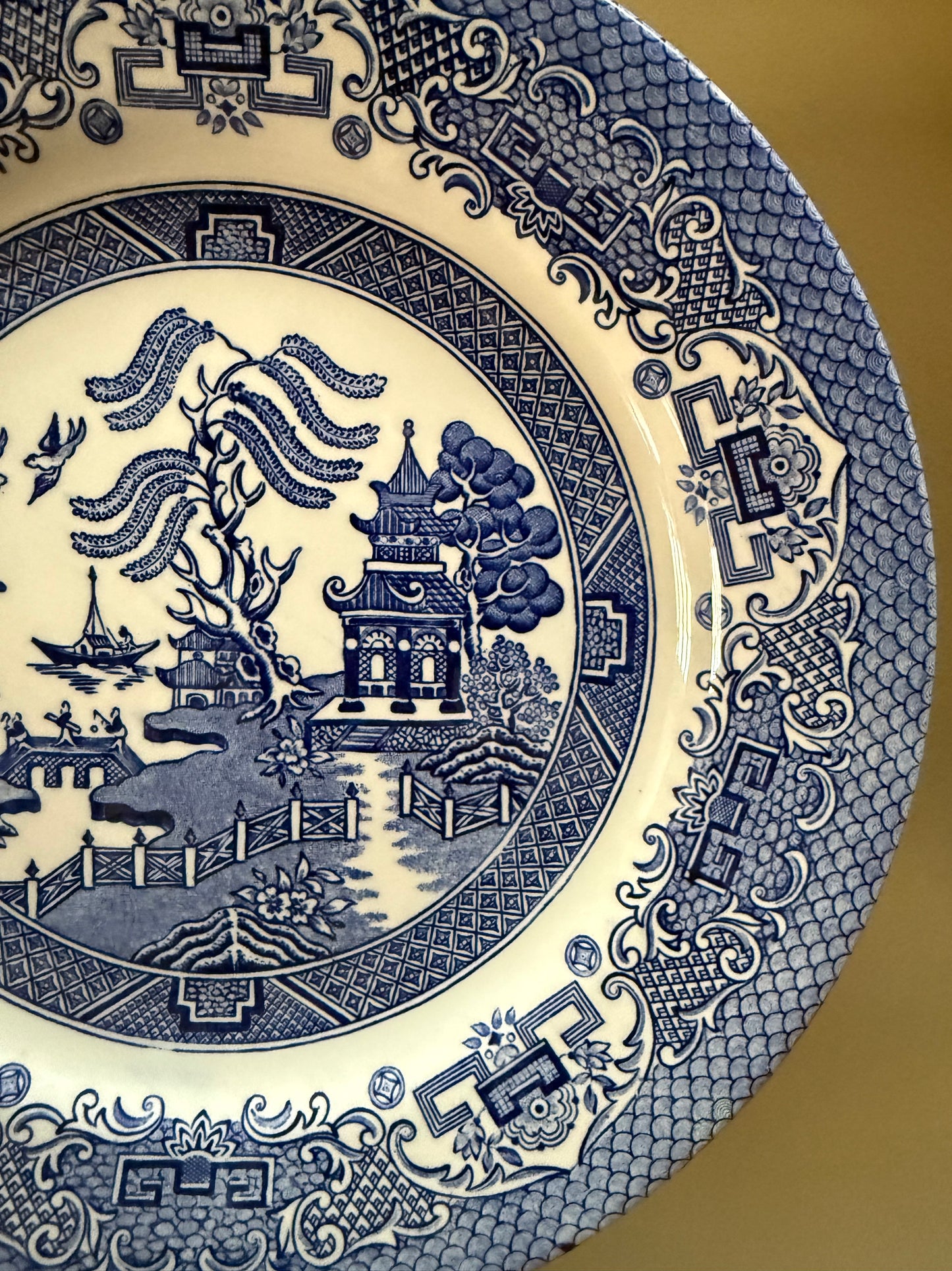 Set of six vintage dinner Blue Willow pattern plates in classic blue and white.
