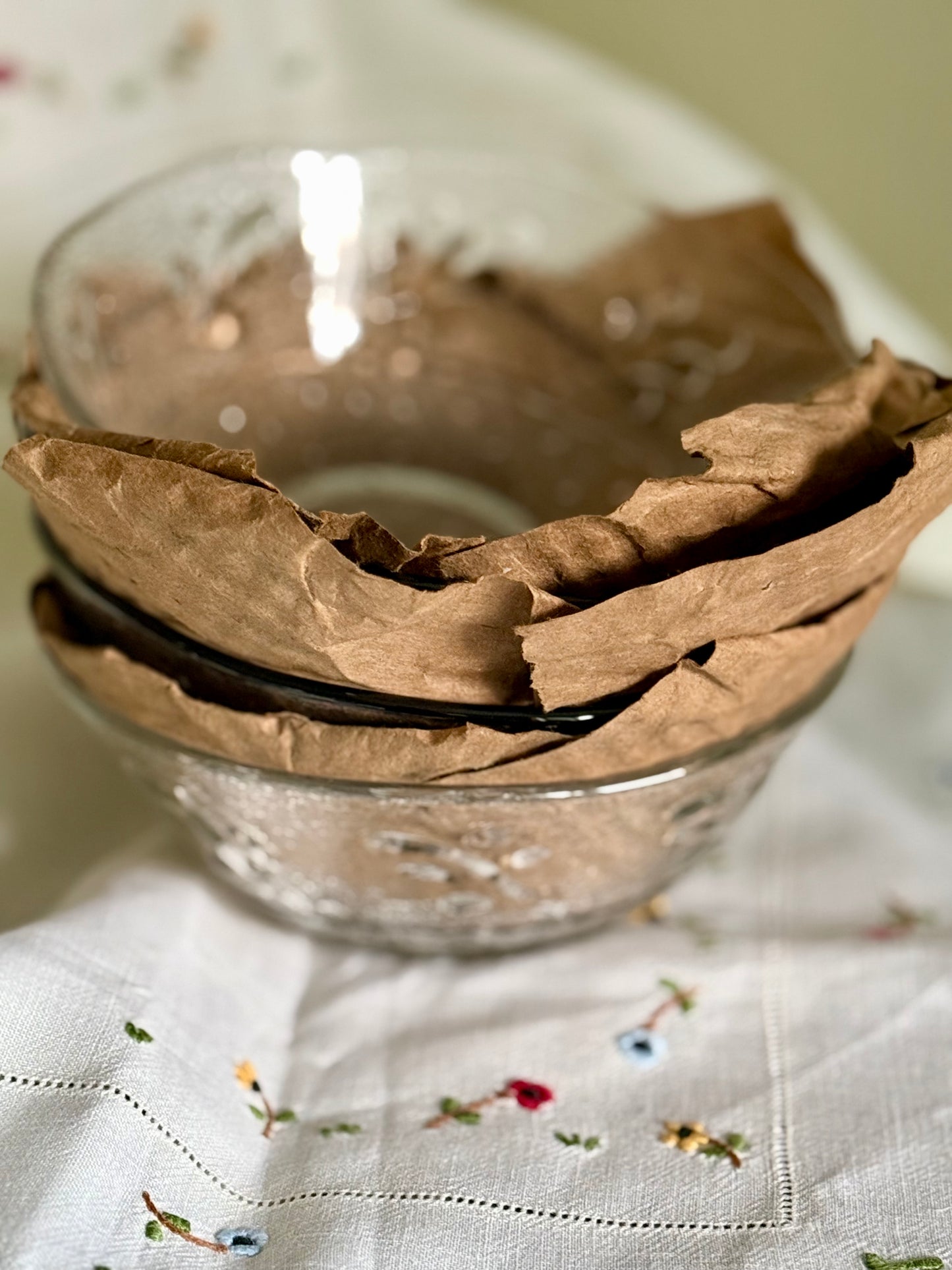 Vintage Pressed Glass Dessert Bowls Set of 4 – Frosted Ice Texture, Leaf Pattern, Mid Century