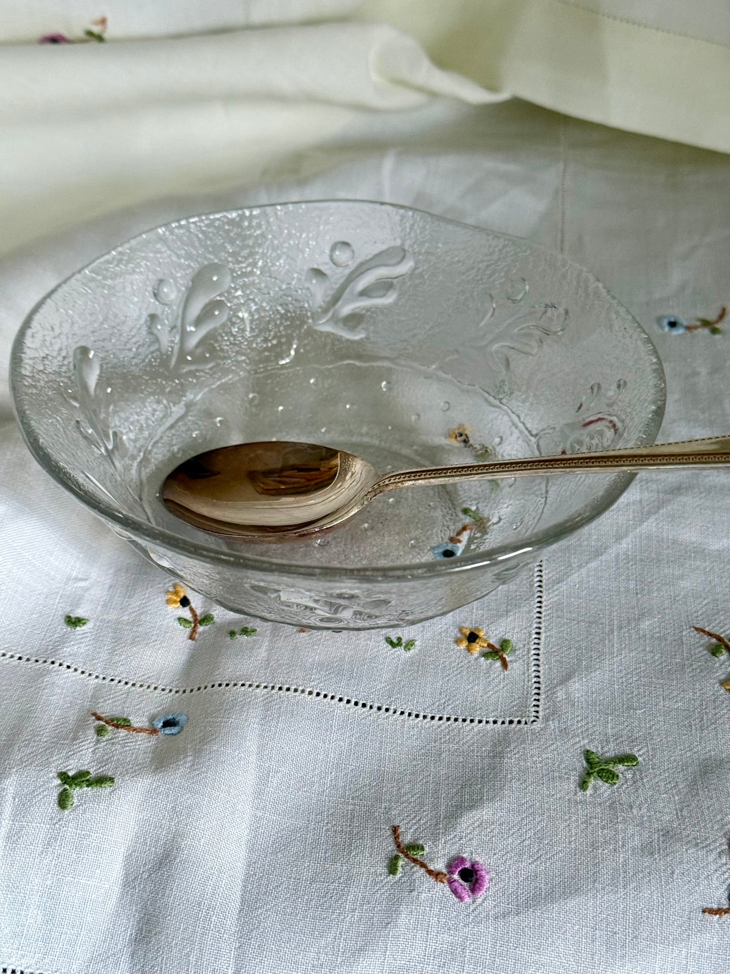 Vintage Pressed Glass Dessert Bowls Set of 4 – Frosted Ice Texture, Leaf Pattern, Mid Century