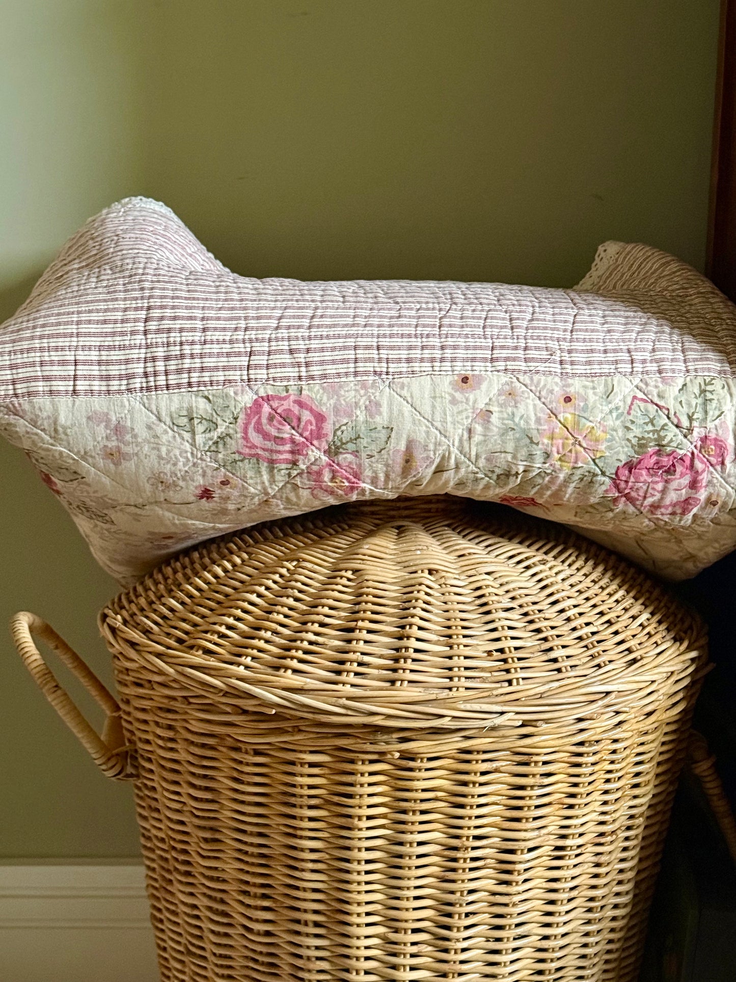 Vintage Floral Cotton Quilt Bedspread Cottagecore Pink Roses Double Reversible Lace Trim