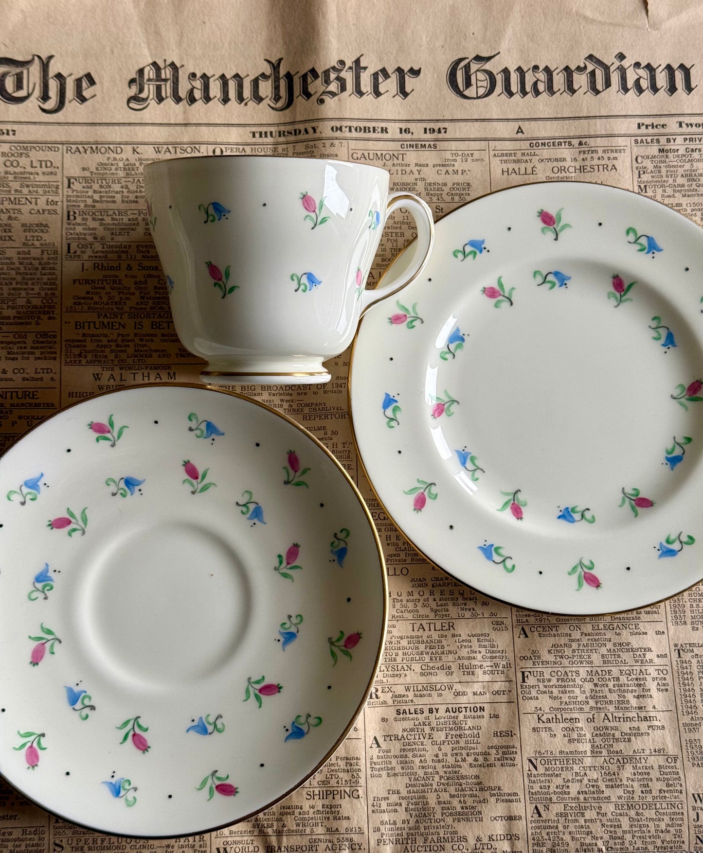 Vintage Wedgwood Bone China Tea Set – Pattern SH123 (1950s)