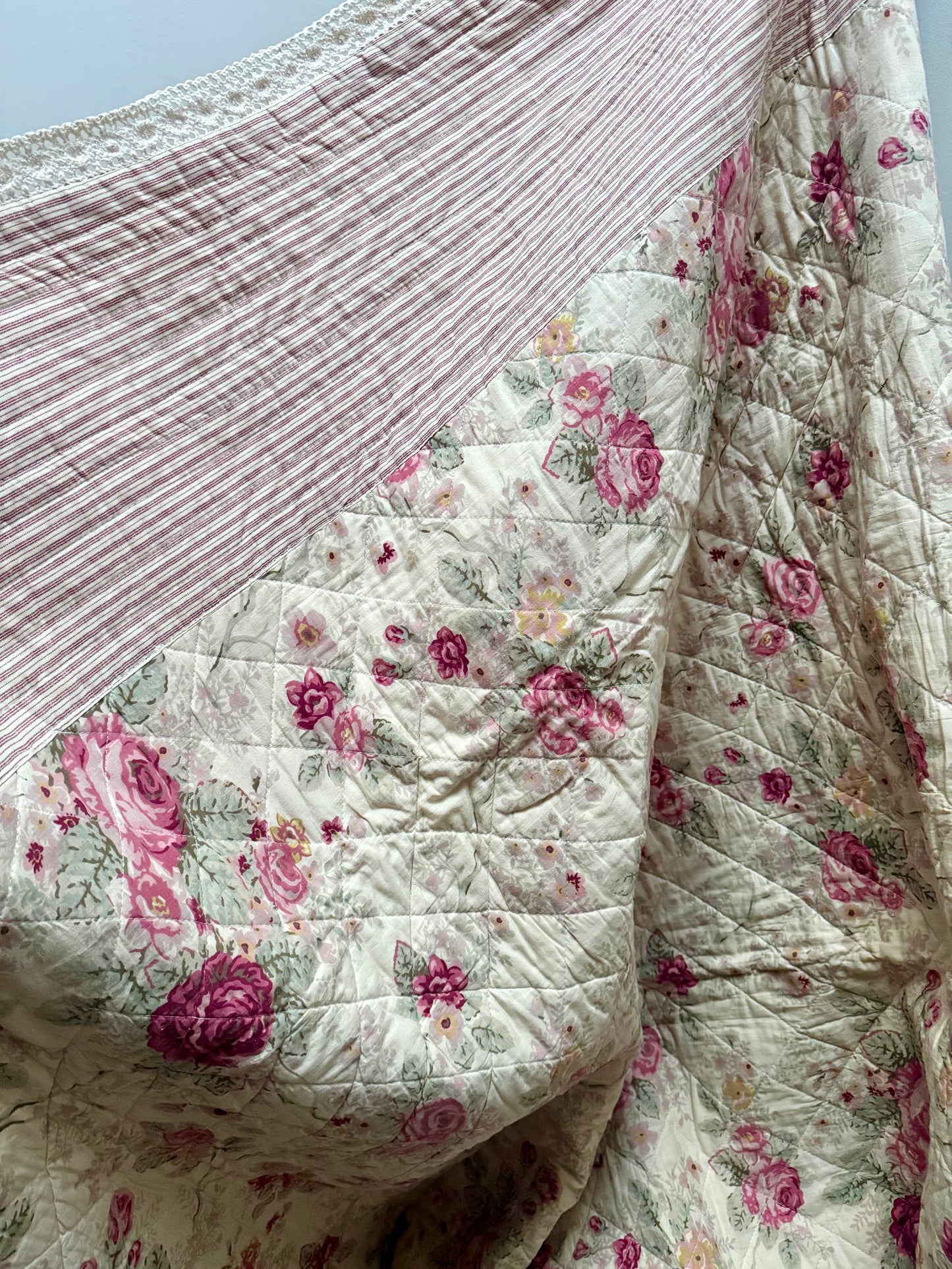 Vintage Floral Cotton Quilt Bedspread Cottagecore Pink Roses Double Reversible Lace Trim
