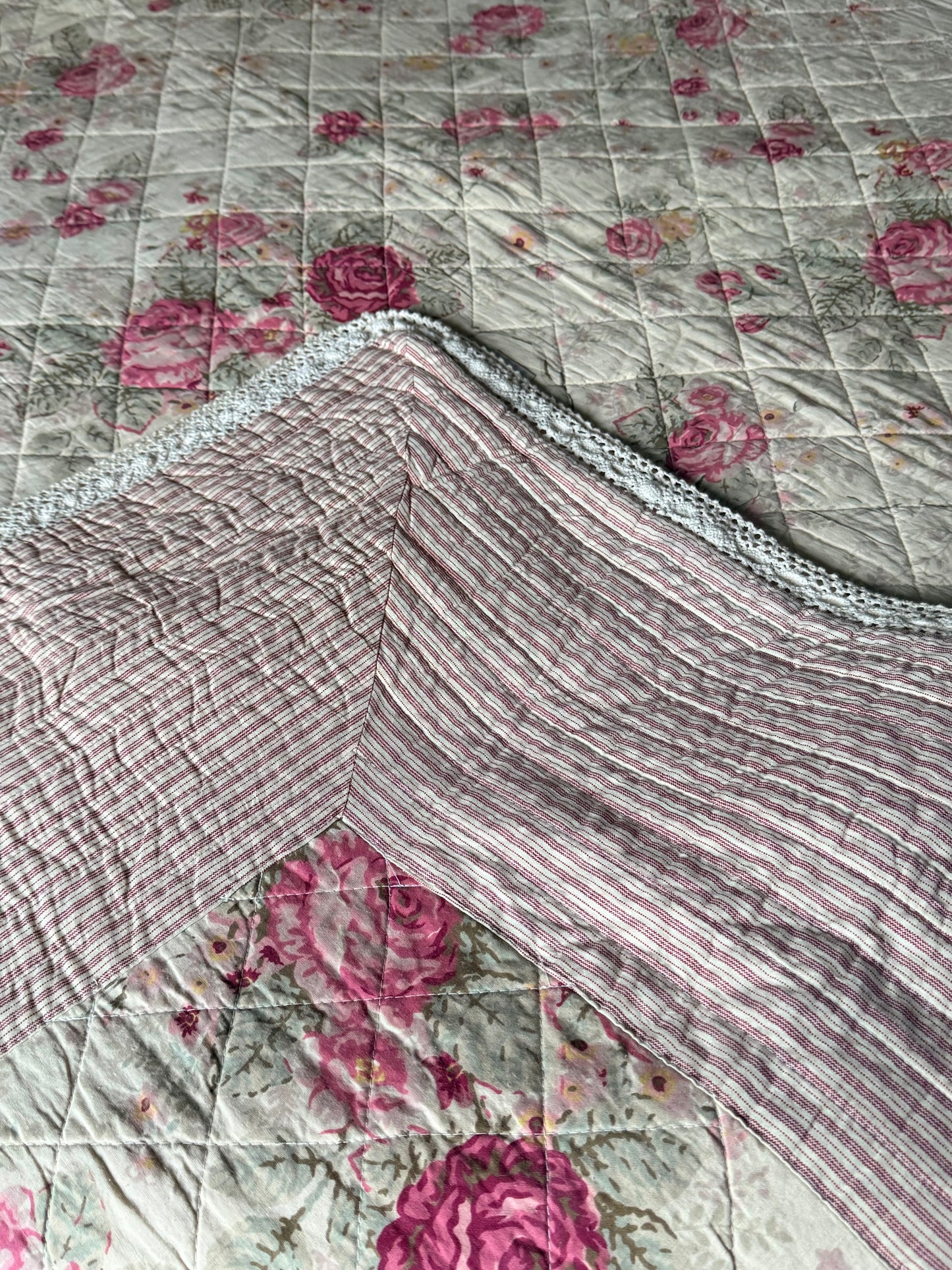 Vintage Floral Cotton Quilt Bedspread Cottagecore Pink Roses Double Reversible Lace Trim