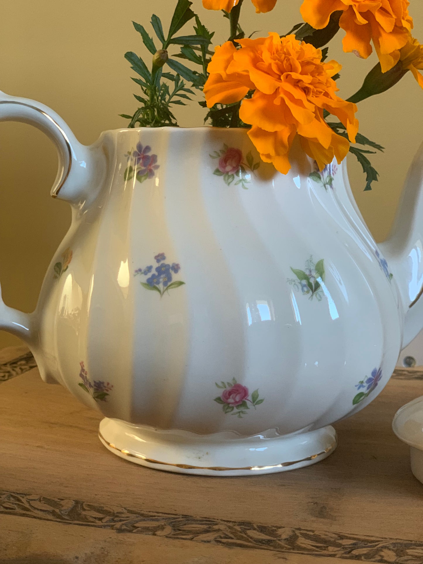 Vintage, floral SADLER teapot.