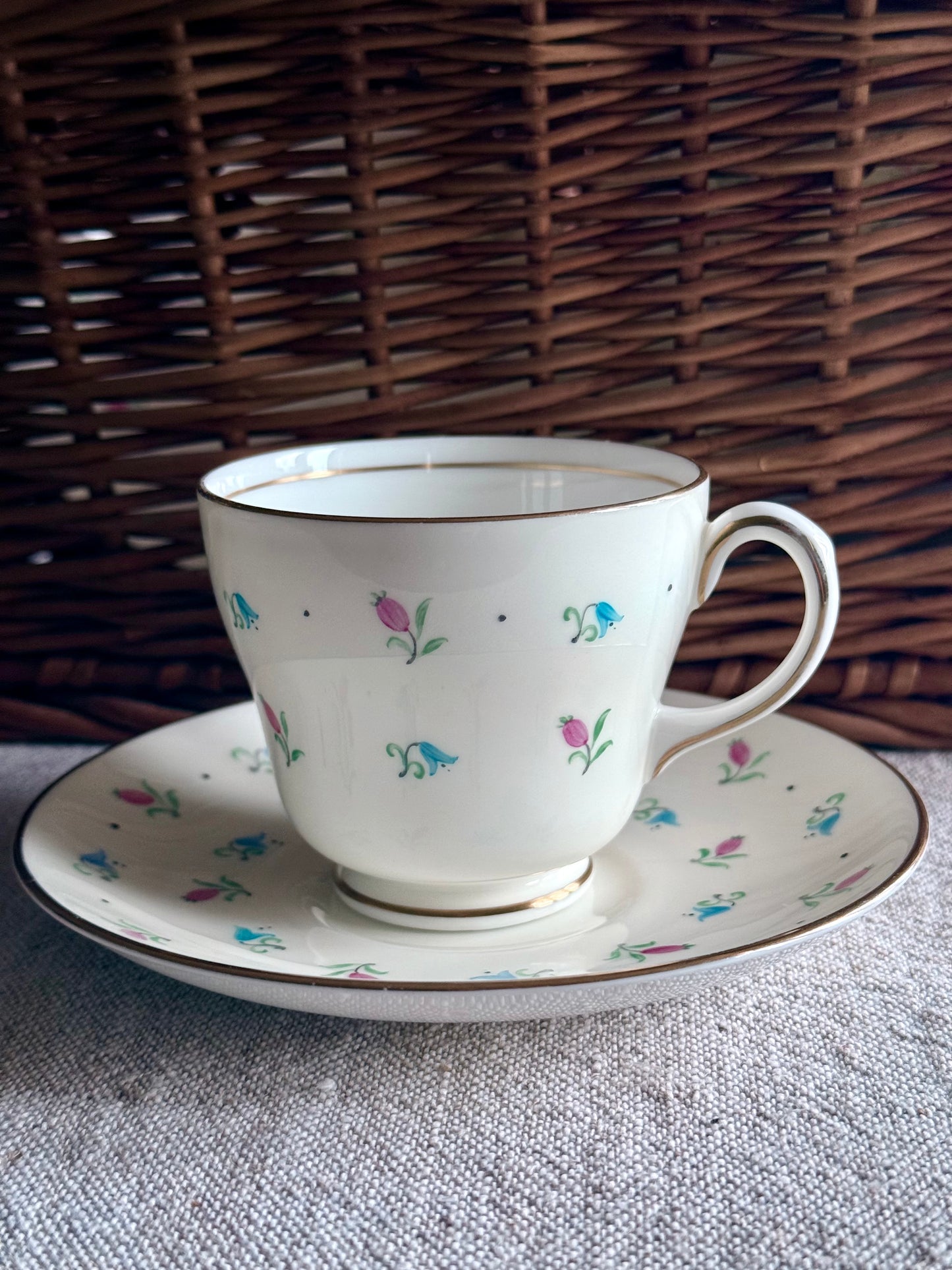 Vintage Wedgwood Bone China Tea Set – Pattern SH123 (1950s)