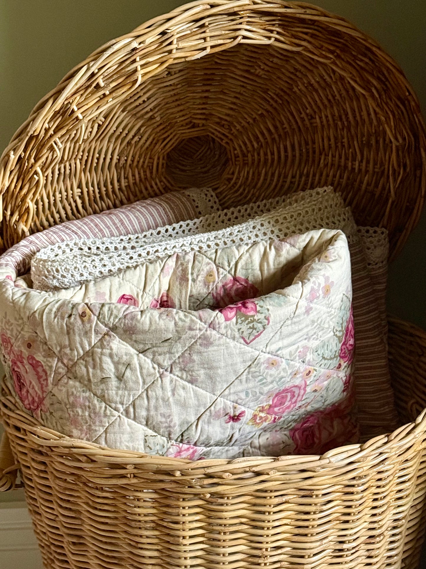 Vintage Floral Cotton Quilt Bedspread Cottagecore Pink Roses Double Reversible Lace Trim