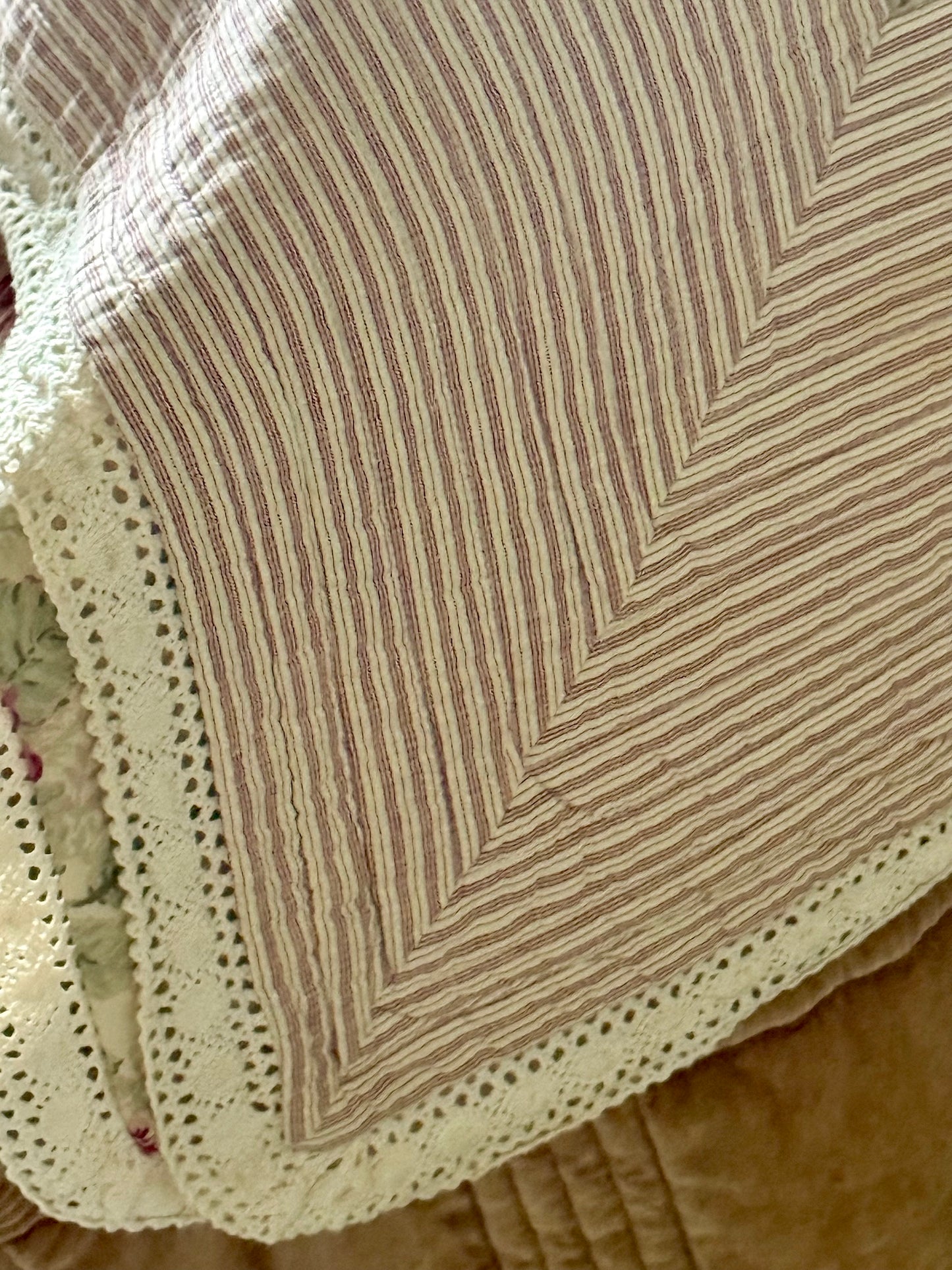 Vintage Floral Cotton Quilt Bedspread Cottagecore Pink Roses Double Reversible Lace Trim